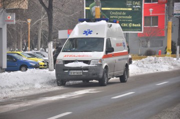Maşinile Ambulanţei au de toate: anvelope de iarnă, lopeţi şi nisip